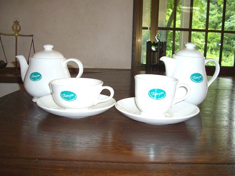 写真：コーヒーカップ＆ポット(右)、ティーカップ＆ポット(左)…お飲み物はポットでどうぞ！