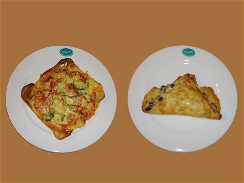 写真：ピザパイ(左)と黒米リゾットパイ(右)